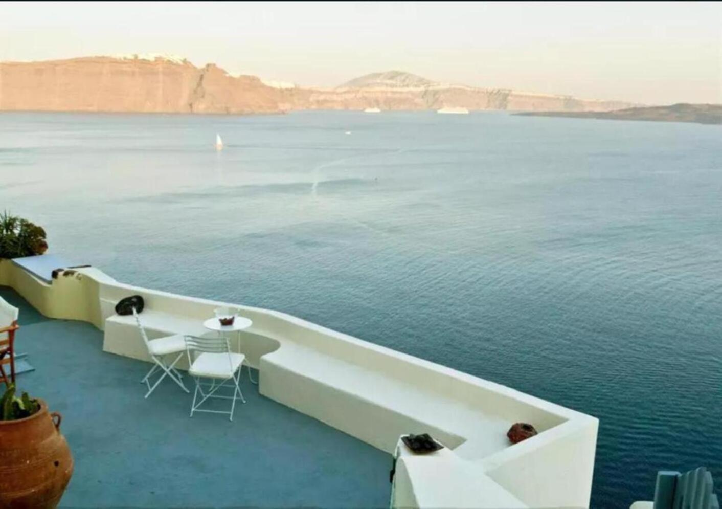 Hanging At The Top Of The World Apartment Oia  Exterior photo